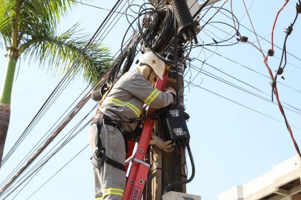 Sorriso: Opera&ccedil;&atilde;o limpa fia&ccedil;&atilde;o a&eacute;rea e remove cabos irregulares nas principais avenidas
