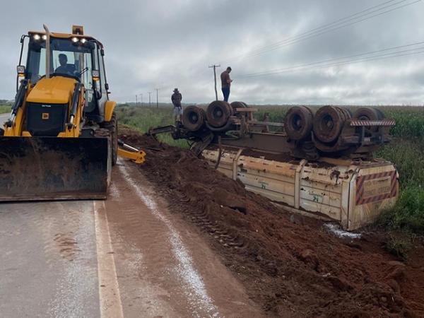 Sorriso: Vag&atilde;o se solta de carreta e tomba na BR-163; motorista sai ileso