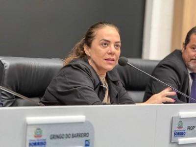 Vereadora pede melhorias para quadra esportiva da Escola Municipal Primavera