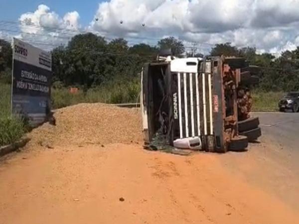 Sorriso: Motorista &eacute; socorrido ap&oacute;s carreta tombar na MT-560
