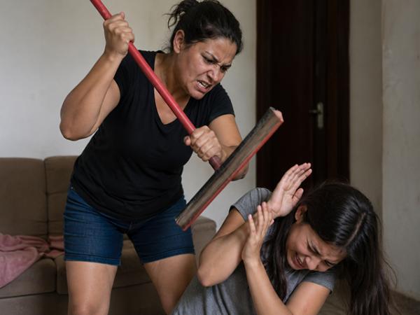 MT: M&atilde;e &eacute; presa ap&oacute;s bater na filha, de 10 anos, com cabo de rodo; crian&ccedil;a foi internada