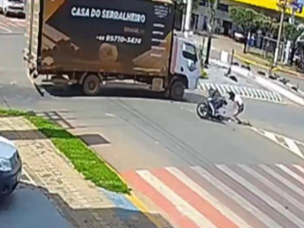 Sorriso: Mulher fica ferida ap&oacute;s grave acidente entre caminh&atilde;o e moto na Claudino com Blumenau