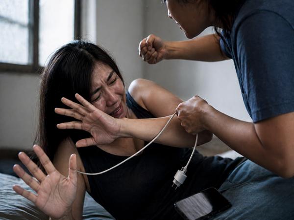 Sorriso: Mulher denuncia ex-esposa ap&oacute;s ser agredida pela suspeita n&atilde;o aceitar t&eacute;rmino; Suspeita teria tra&iacute;do a v&iacute;tima e tentou enforc&aacute;-la com fio de celular