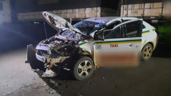 Taxista fica ferido após veículo atingir traseira de carreta estacionada as margens da BR-163