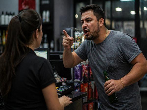 Sorriso: Trabalhadora n&atilde;o consegue dar desconto em produto, "cliente" mostra &oacute;rg&atilde;o sexual pra ela e a chama de burra; "vai tomar no cu"
