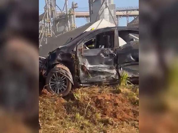 Sorriso: 5 pessoas ficam feridas ap&oacute;s acidente entre Gol e Corolla na BR-163; poste tamb&eacute;m foi derrubado