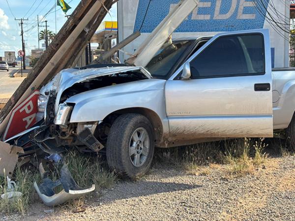 Sorriso: C&acirc;mera flagrou acidente que carro bateu em poste na Perimetral Sudeste e causou curto-circurto; motorista ficou ferido