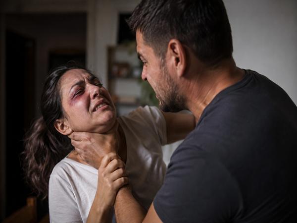 Sorriso: Marido &eacute; preso ap&oacute;s bater na mulher, tentar enforc&aacute;-la e levar cadeirada dela