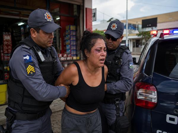 Sorriso: B&ecirc;bada &eacute; presa ap&oacute;s fazer esc&acirc;ndalo em mercado e "jurar" que tinham furtado sua cerveja