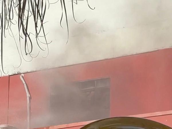 Sorriso: Bombeiros combatem inc&ecirc;ndio na escola Nova Din&acirc;mica