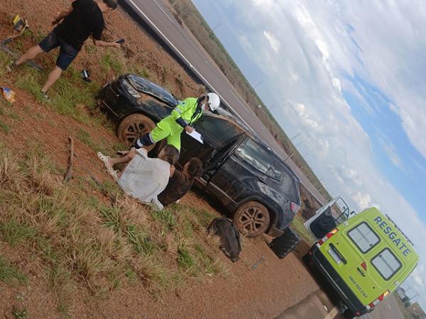Sorriso: Compass capota na BR-163 ap&oacute;s motorista perder o controle do carro