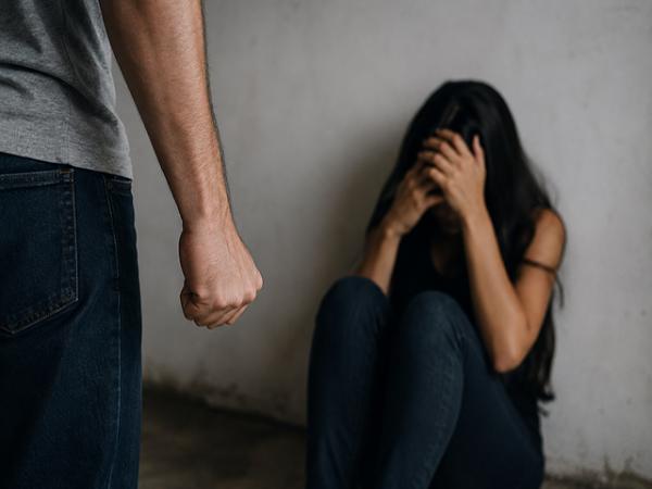 Sorriso: Valent&atilde;o invade casa e agride irm&atilde; batendo a cabe&ccedil;a dela na parede