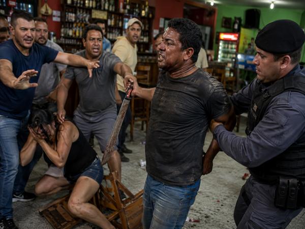 Vera: Homem &eacute; preso ap&oacute;s tentar matar mulher com fac&atilde;o em bar; clientes salvaram mulher