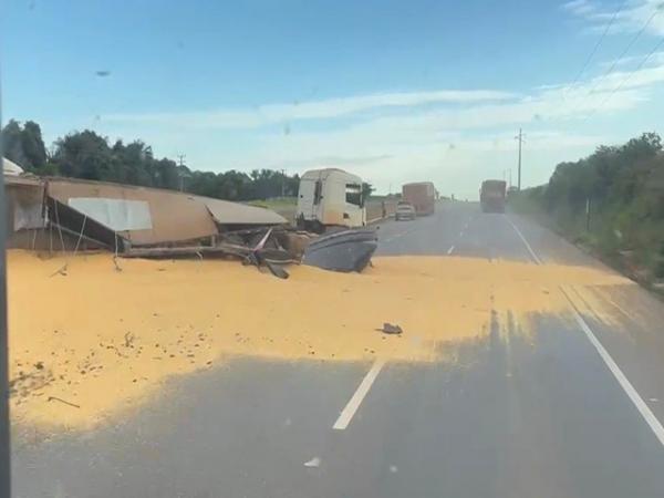 Sorriso: Carreta carregada com milho tomba na BR-163 e interdita faixa da rodovia