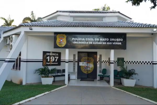 Mulher &eacute; presa ap&oacute;s deixar beb&ecirc; de 1 ano e outras duas crian&ccedil;as sozinhas para assistir a jogo em MT