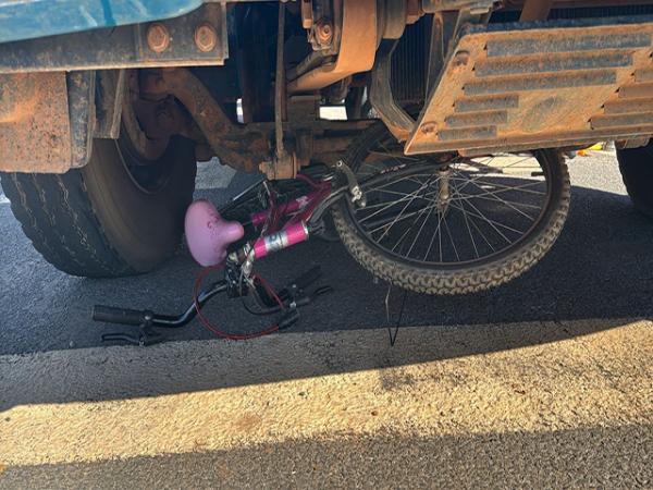 Sorriso: Ciclista fica ferida ap&oacute;s colidir bicicleta e cair embaixo de caminh&atilde;o do lixo