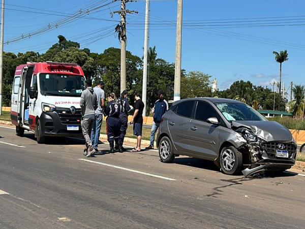 Sorriso: Mulher &eacute; socorrida pelos bombeiros ap&oacute;s acidente entre carros na MT-242
