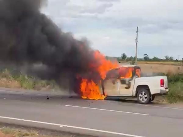 Sorriso: Amarok &eacute; destru&iacute;da pelo fogo na BR-163 perto do Barreiro