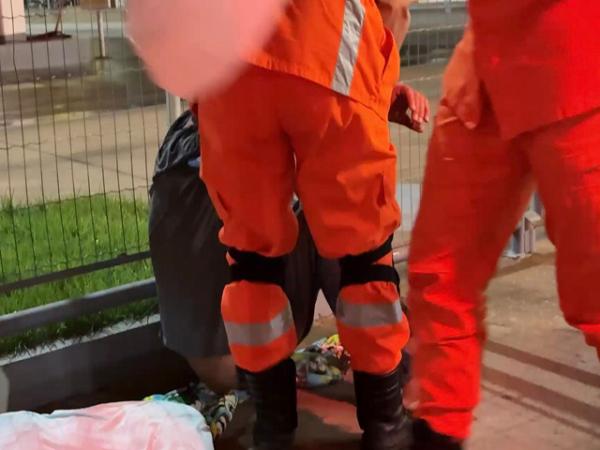 Sorriso: Morador de rua &eacute; socorrido ap&oacute;s ser espancado perto da Pra&ccedil;a das Fontes