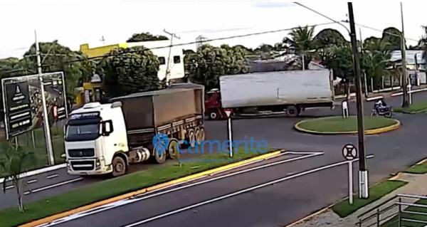 Sorriso: carreta bitrem bate em poste e deixa casas sem energia