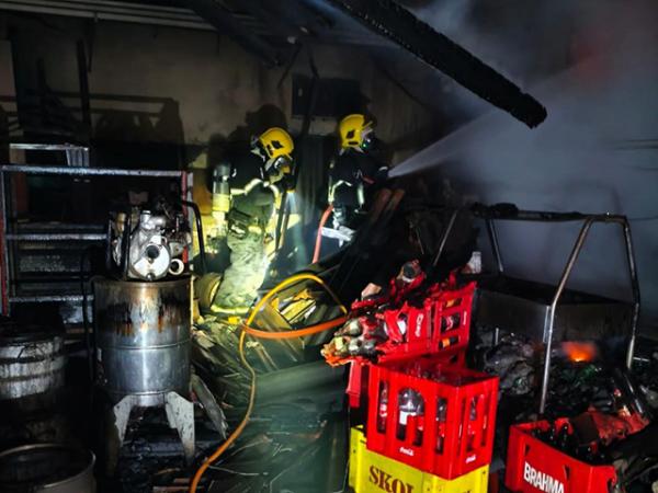 Sorriso: Bombeiros combatem inc&ecirc;ndio em restaurante em Primaverinha