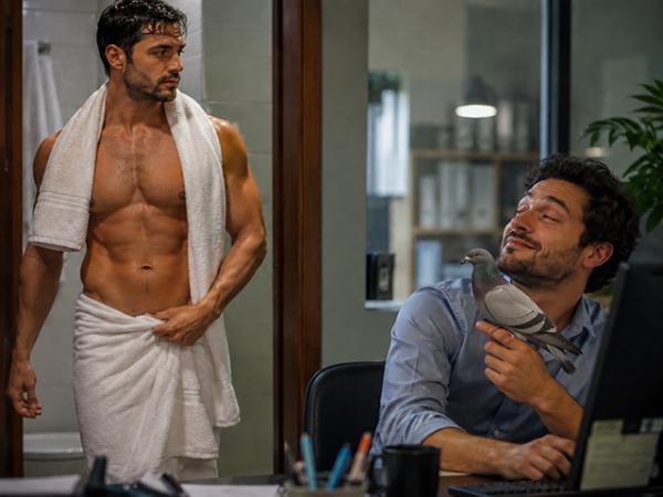 Sorriso: Homem sai do banho, colega de trabalho o "come com os olhos" e diz: "Vendo voc&ecirc; assim, minha pomba fica dura"