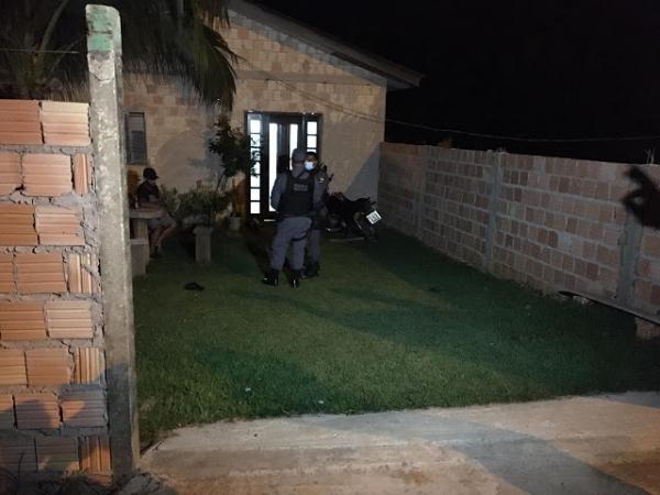 Jovem é executado em residência; Abner que matou esposa com suposto tiro acidental estava na mesma casa