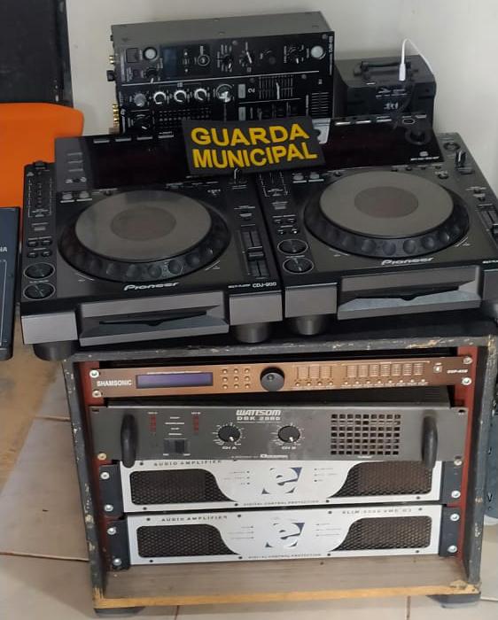 Guarda Municipal e PM atendem ocorrência de som alto em festa, drogas são encontradas, pessoas são presas e aparelhos apreendidos