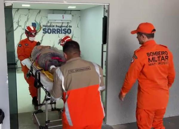 Sorriso: Trabalhador cai de telhado durante obra da Igreja Matriz e &eacute; socorrido pelos bombeiros