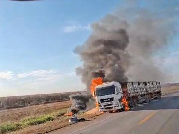 Sorriso: Carreta pega fogo na BR-163