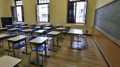  Superlotação de UTIs faz Estado desistir da volta às aulas presenciais