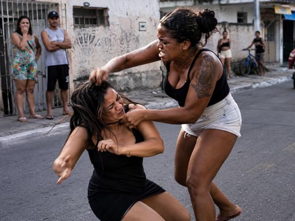 Ipiranga do Norte: Adolescente apanha no meio da rua ap&oacute;s faccionada do CV dizer que v&iacute;tima estava tendo caso com seu marido: "Vou cortar seus dedos e raspar sua cabe&ccedil;a"