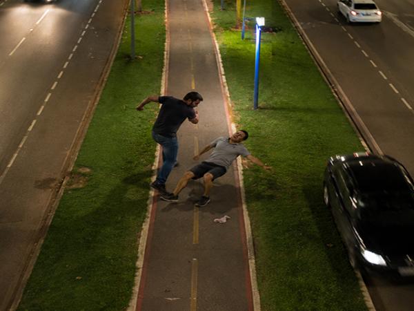 Sorriso: Homem apanha de outro homem, durante caminhada na Blumenau, por ficar dizendo que queria ter um "caso" com suspeito; foi tanto murro que v&iacute;tima perdeu a dentadura