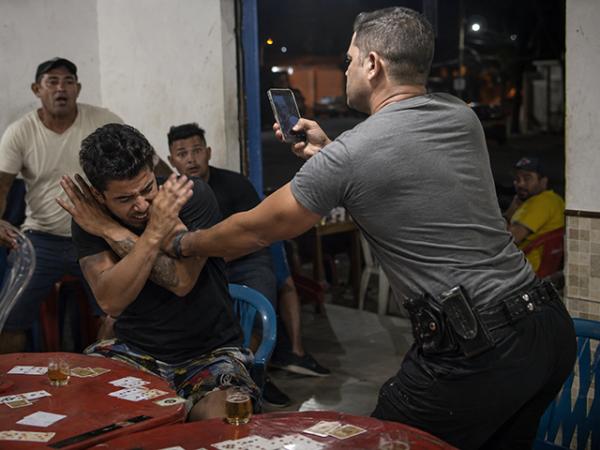 Itanhang&aacute;: Jovem diz que apanhou de policial em bar ap&oacute;s PM tirar foto de seu rosto; PM ainda atirou para cima