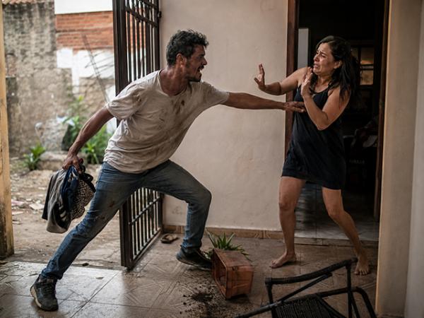 Sorriso: Drogado pede para pegar roupas na casa da ex-mulher, invade casa e tenta mat&aacute;-la