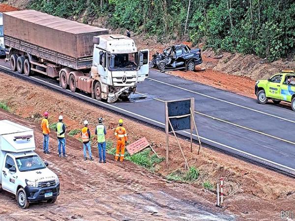 Sorriso: Duas pessoas morrem em acidente entre Strada e carreta na BR-163 perto de Primaverinha