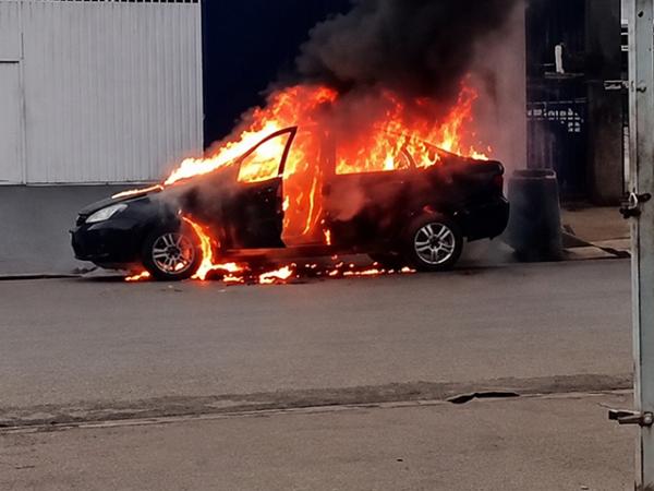 Sorriso: Bombeiros combateram inc&ecirc;ndio em carro na rua Ira&iacute;