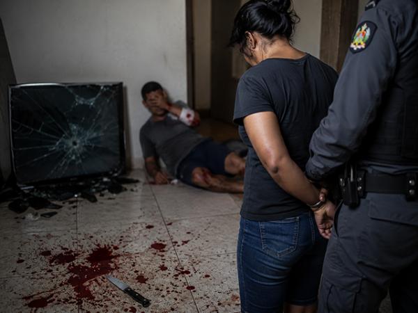 Boa Esperan&ccedil;a do Norte: Mulher &eacute; presa ap&oacute;s "meter a faca" no marido que lhe agrediu e quebrou a TV