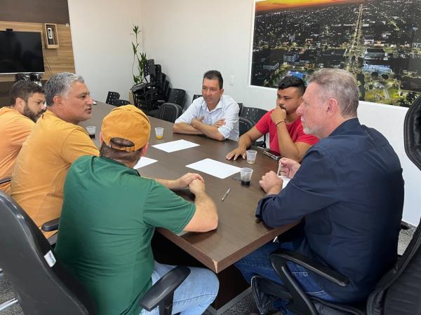 Em reuni&atilde;o com secret&aacute;rio, vereador busca alternativa para motoristas de aplicativo na Rodovi&aacute;ria