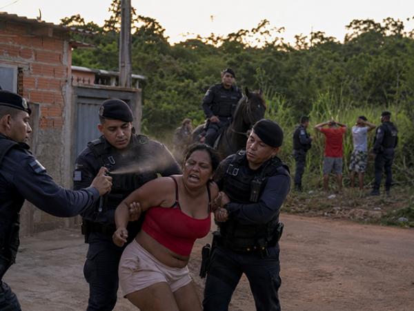 Sorriso: Mulher &eacute; presa ap&oacute;s partir pra cima, desacatar policiais e tentar impedir abordagem; ela foi contida com "bom ar na taba da venta"