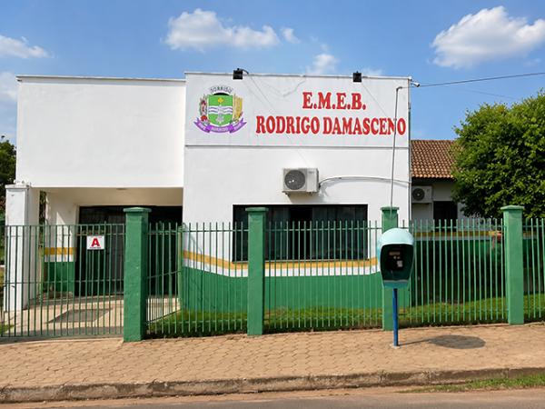 Sinop: M&atilde;e encontra fotos da filha nua no celular e menina diz que foi a professora que mandou tirar: "m&atilde;e foi maltratada na escola ap&oacute;s pedir explica&ccedil;&otilde;es"