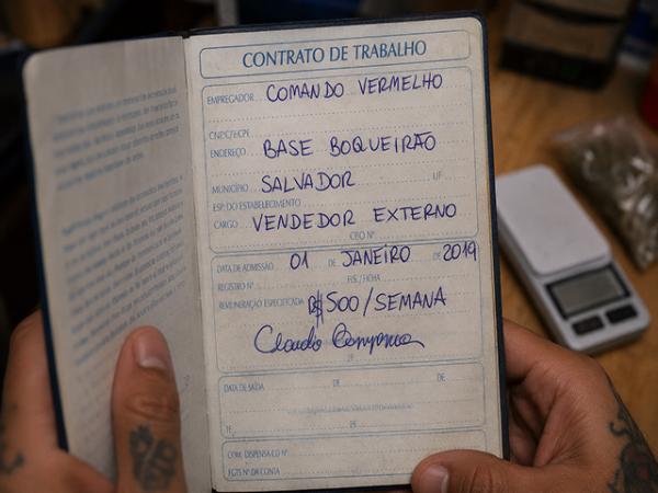 CV "assina" carteira de trabalho de traficante como "vendedor externo" e sal&aacute;rio de R$ 500 por semana