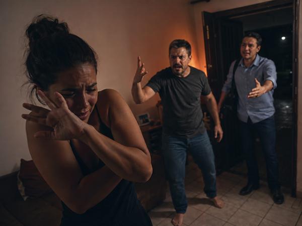 Sorriso: Marido bate na esposa ap&oacute;s ela chegar em casa com colega de trabalho e diz que vai mat&aacute;-la queimada