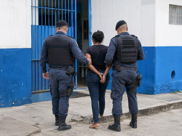 Sorriso: PM cumpre mandado de pris&atilde;o e prende mulher, no CRAS do S&atilde;o Jos&eacute;, por homic&iacute;dio qualificado e sequestro