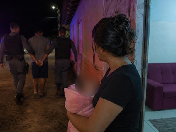 Sorriso: Marido &eacute; preso ap&oacute;s agredir esposa enquanto ela segurava beb&ecirc; de 14 dias; " me enforcou, deu um soco e um chute na minha perna"