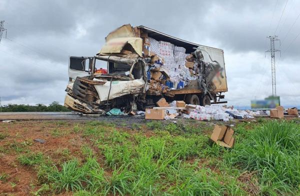 Motorista fica preso às ferragens em acidente com carreta na BR-163 em Sorriso