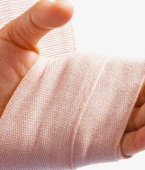 Mulher tem mãos cortadas após tentar se defender de faca em discussão