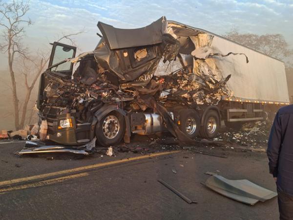MT: Motorista morre preso &agrave;s ferragens ap&oacute;s pe&ccedil;a de carreta atingir cabine Serra da Petrovina
