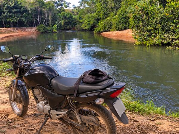 Sorriso: Jovem vai tomar banho no Po&ccedil;&atilde;o e tem celular e dinheiro furtados de bolsa deixada sobre moto