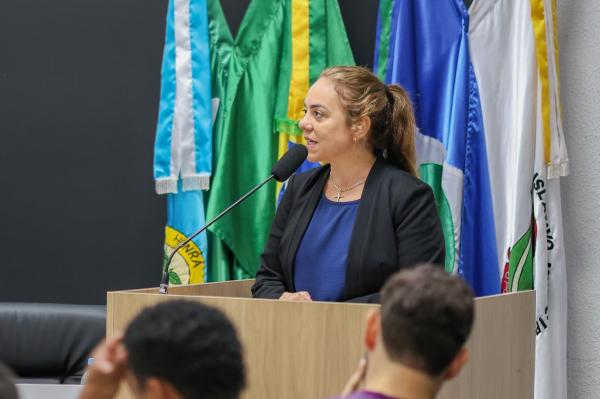 Vereadora pede instala&ccedil;&atilde;o de prote&ccedil;&atilde;o solar na Farm&aacute;cia Cidad&atilde; Central de Sorriso